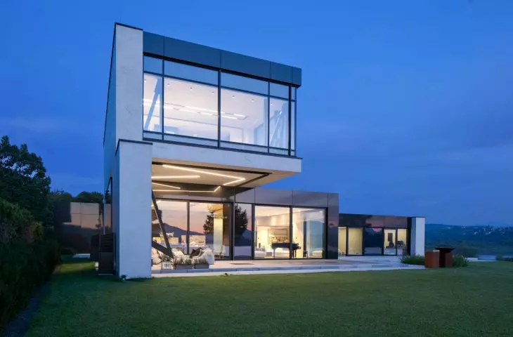 RE: Lakeside house nocą