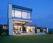 RE: Lakeside house nocą