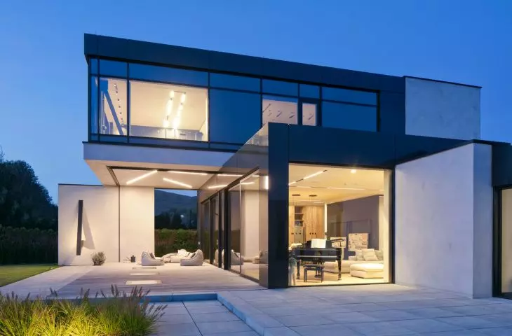 RE: Lakeside house nocą