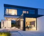 RE: Lakeside house nocą