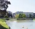 podest kładki oparty jest na dwóch łukach, które wspiera centralnie umieszczona podpora