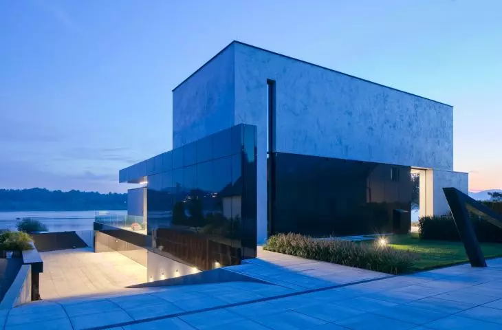 RE: Lakeside house nocą