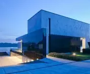 RE: Lakeside house nocą