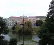 widok ze Wzgórza na wysepkę zamieszkiwaną przez łabędzie