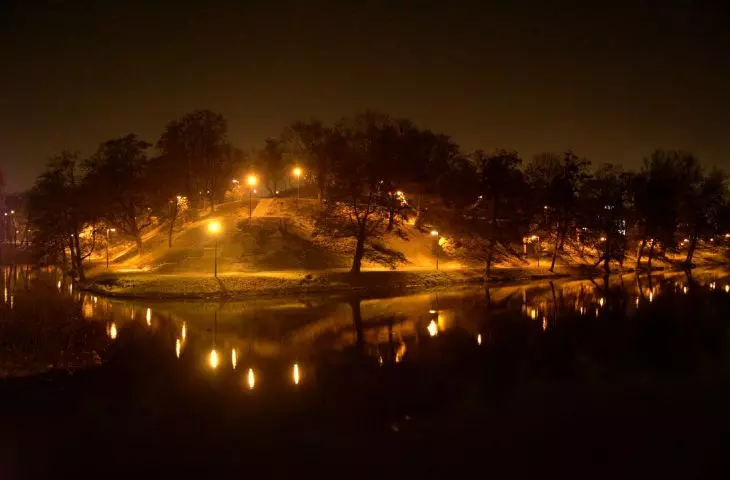 widok na Wzgórze Partyzantów nocą