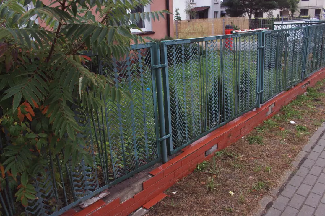 metalowe ogrodzenia
z czasów PRL, stylowe zero waste