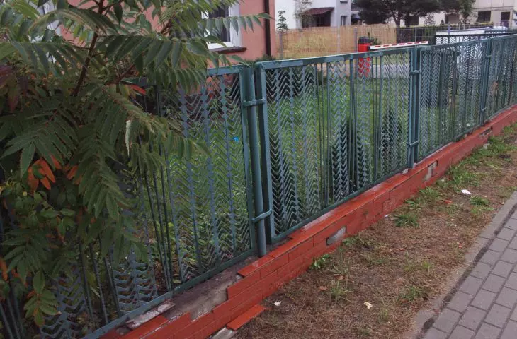 metalowe ogrodzenia z czasów PRL, stylowe zero waste