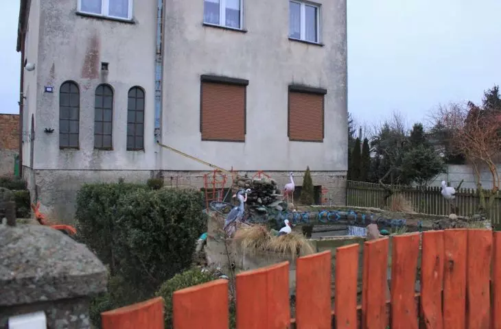 zza ogorodzeń często widać zdobiące ogród figurki z gipsu lub kompozycje z opon