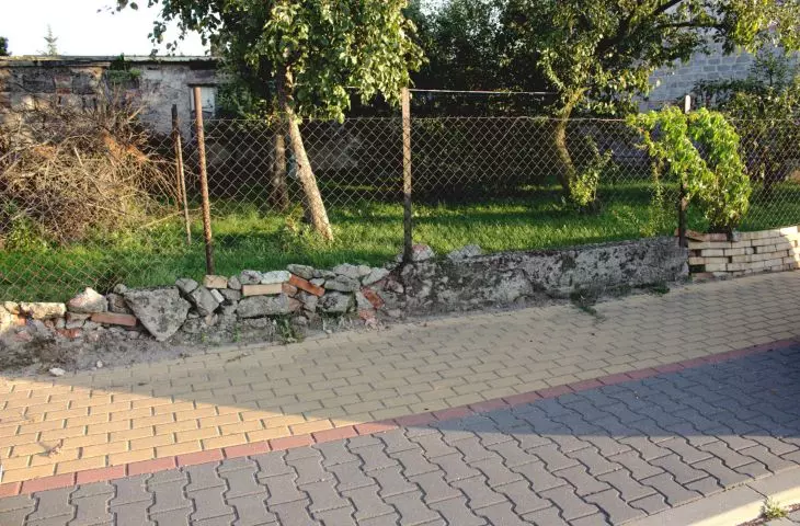 siatka ogrodzeniowa z kamienną podmurówką