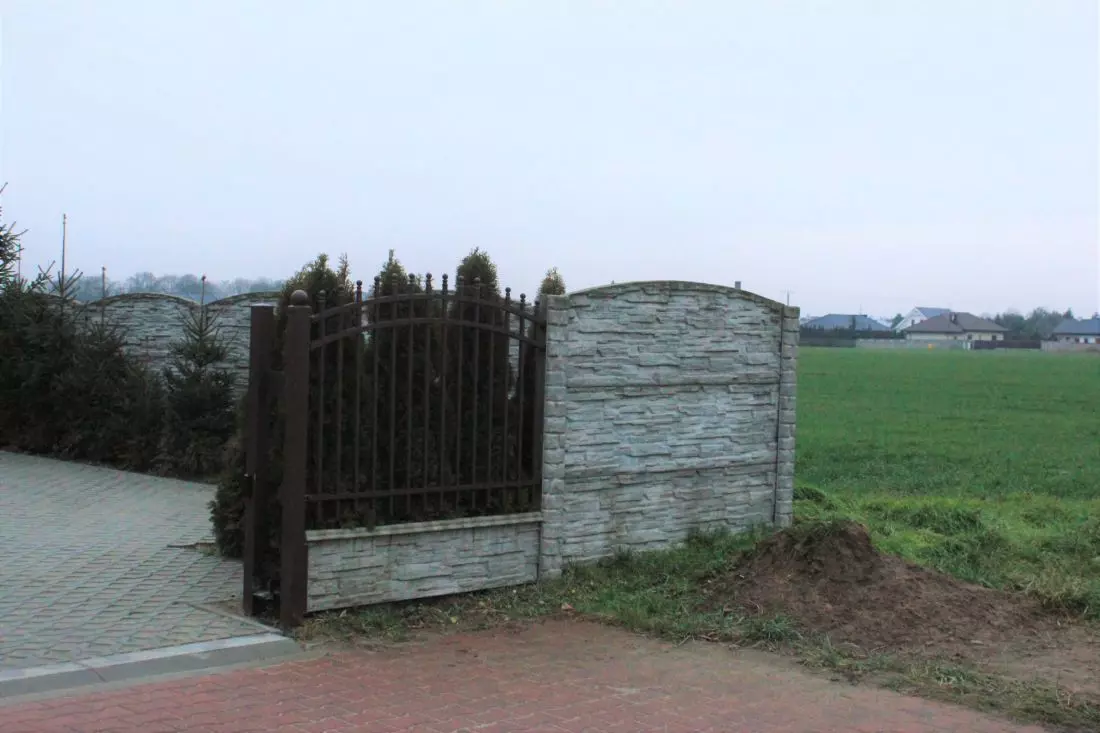 jednostronnie
rzeźbione, masywne segmenty ogrodzeń niejednokrotnie różnią się wzorem i kolorem w obrębie jednej działki