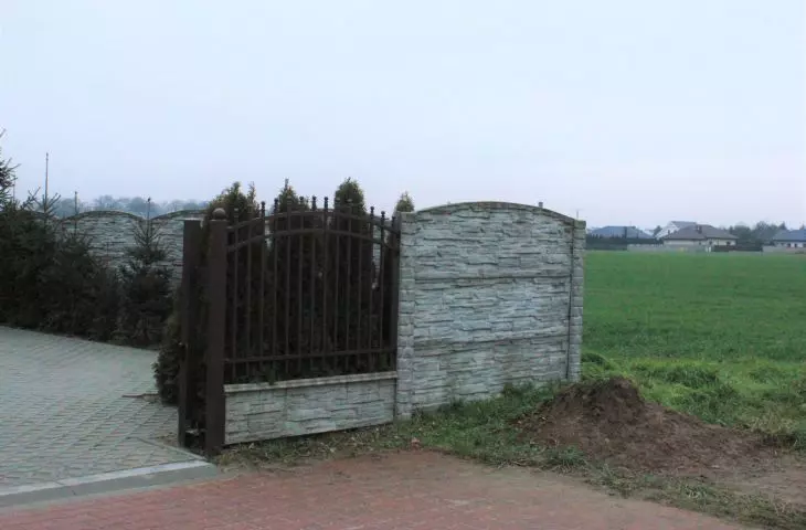 jednostronnie rzeźbione, masywne segmenty ogrodzeń niejednokrotnie różnią się wzorem i kolorem w obrębie jednej działki