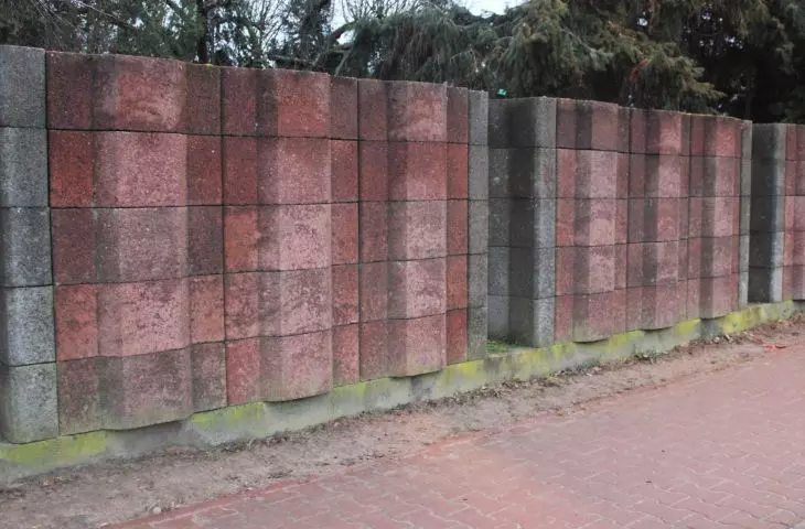 jednostronnie rzeźbione, masywne segmenty ogrodzeń niejednokrotnie różnią się wzorem i kolorem w obrębie jednej działki