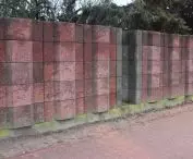jednostronnie rzeźbione, masywne segmenty ogrodzeń niejednokrotnie różnią się wzorem i kolorem w obrębie jednej działki