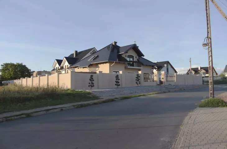 masywny płot odgradzający działkę