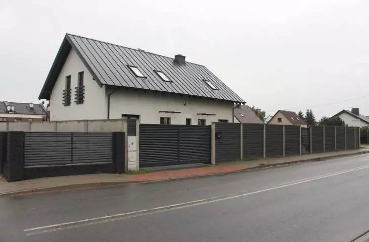 ogrodzenie przed domem jednorodzinnym