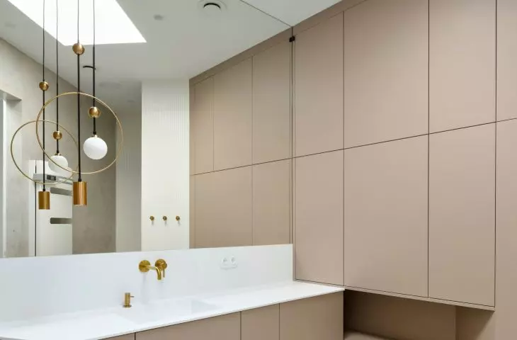 A view of the bathroom