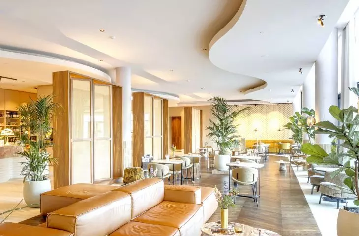 Oriental touches at the Van der Valk Eindhoven-Best hotel harmonize with the chain's trademark colorful toucan.