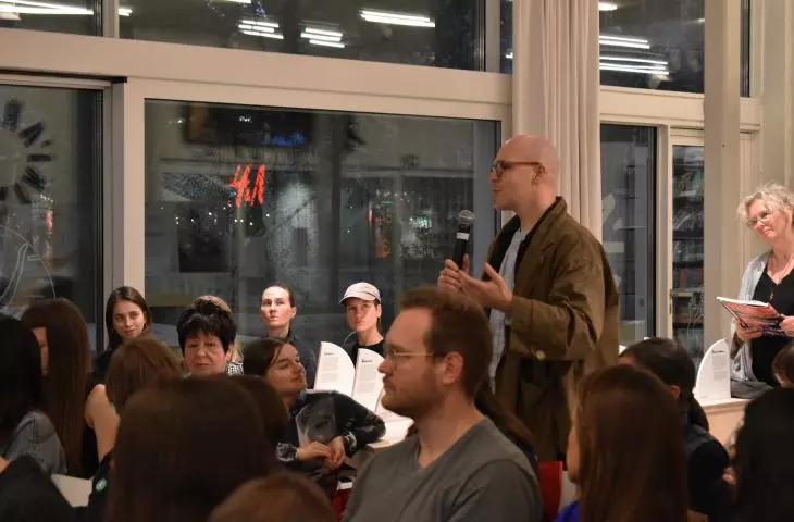 uczestnicy i uczestniczki spotkania Wokół Biennale