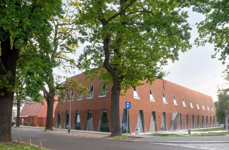 The center - which will house training for doctors - consists of two pavilions of simple shapes with cladding of flat clay tile and brick.  