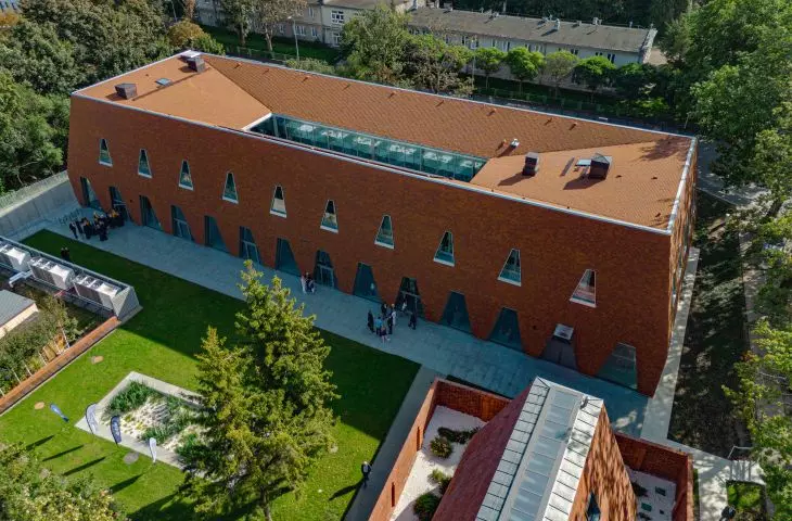 The building was erected in an intimate, residential area of Aniołki 