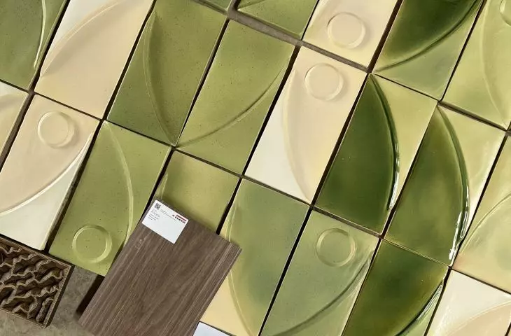 The abstract composition in shades of green, brown and beige alludes to the modernist traditions of Mokotow