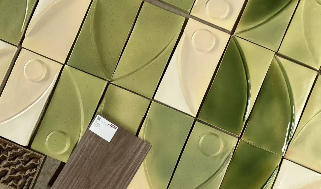 The abstract composition in shades of green, brown and beige alludes to the modernist traditions of Mokotow