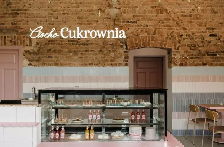 bar zbudowany z surowych, pomalowanych na biało pustaków, które wyglądają jak konstrukcja z kostek cukru