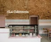 bar zbudowany z surowych, pomalowanych na biało pustaków, które wyglądają jak konstrukcja z kostek cukru