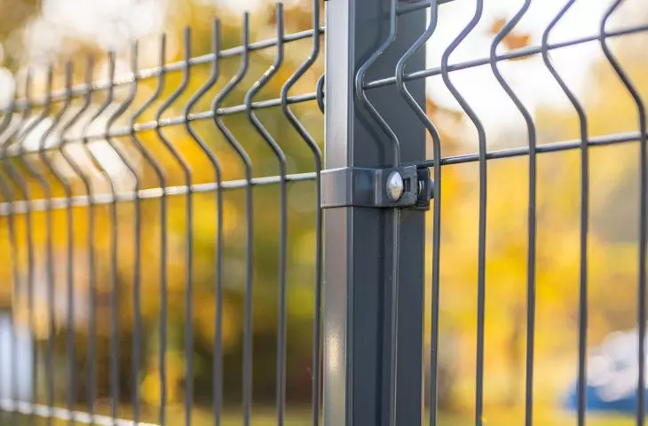 Ogrodzenie panelowe zabezpieczone farbą poliestrową