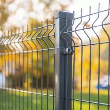 Panel fence protected with polyester paint