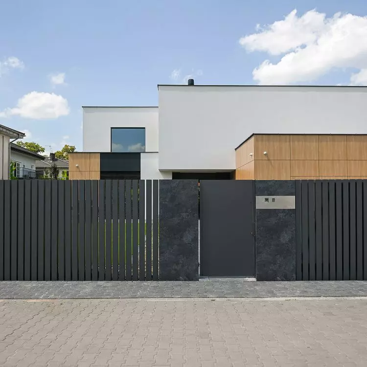 Front fence - ridge fence with quartz sinter walls