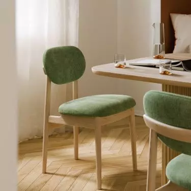 Kolor matcha łączy w sobie to, czego dziś najbardziej szukamy w aranżacji – spokój, naturalność i prostą elegancję