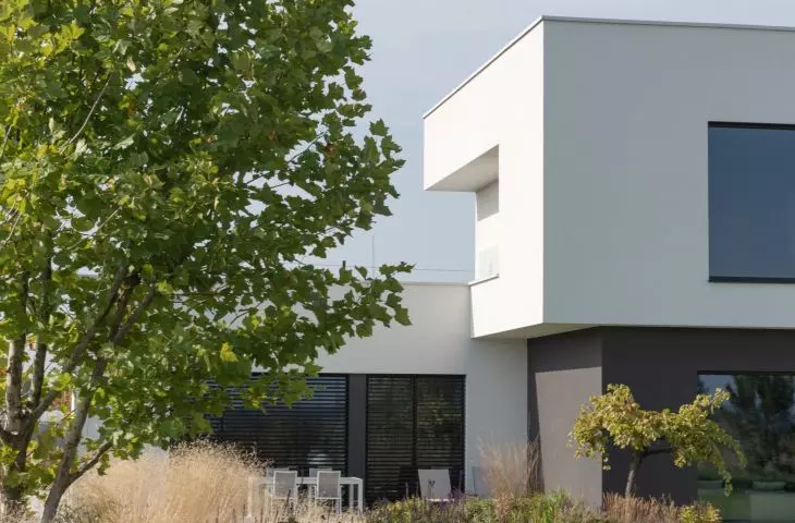 The design of the house is based on the form of a cuboid, from which individual zones have been separated to meet the needs of the residents