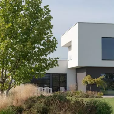 The design of the house is based on the form of a cuboid, from which individual zones have been separated to meet the needs of the residents