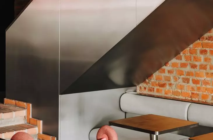 w wielu miejscach architekci wykorzystali stal nierdzewną