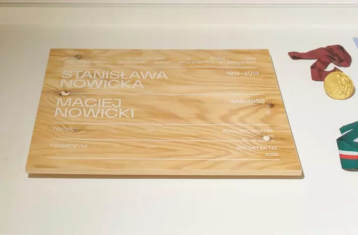 tabliczka informująca o tym, że współautorką Domu Turysty w Augustowie była architektka Stanisława Nowicka, dotąd wymieniony był jedynie Maciej