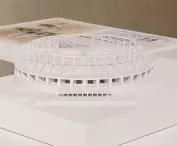 gdyby powojenna historia architektury w Polsce potoczyła się inaczej, być może tak właśnie wyglądałaby siedziba Parlamentu zaprojektowana przez Macieja Nowickiego
