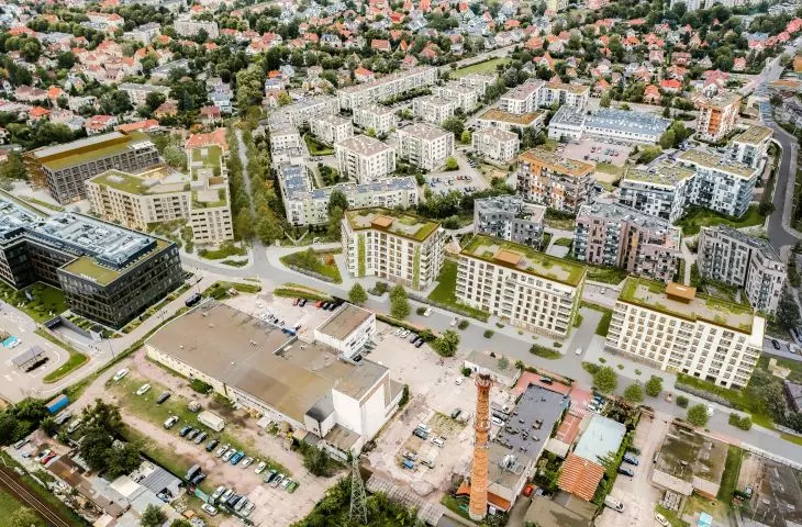 On the right - Droszyńskiego 14, on the left - 8-11 against the background of the existing buildings