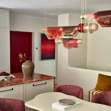 Lamps harmoniously harmonize with the colors of the interior