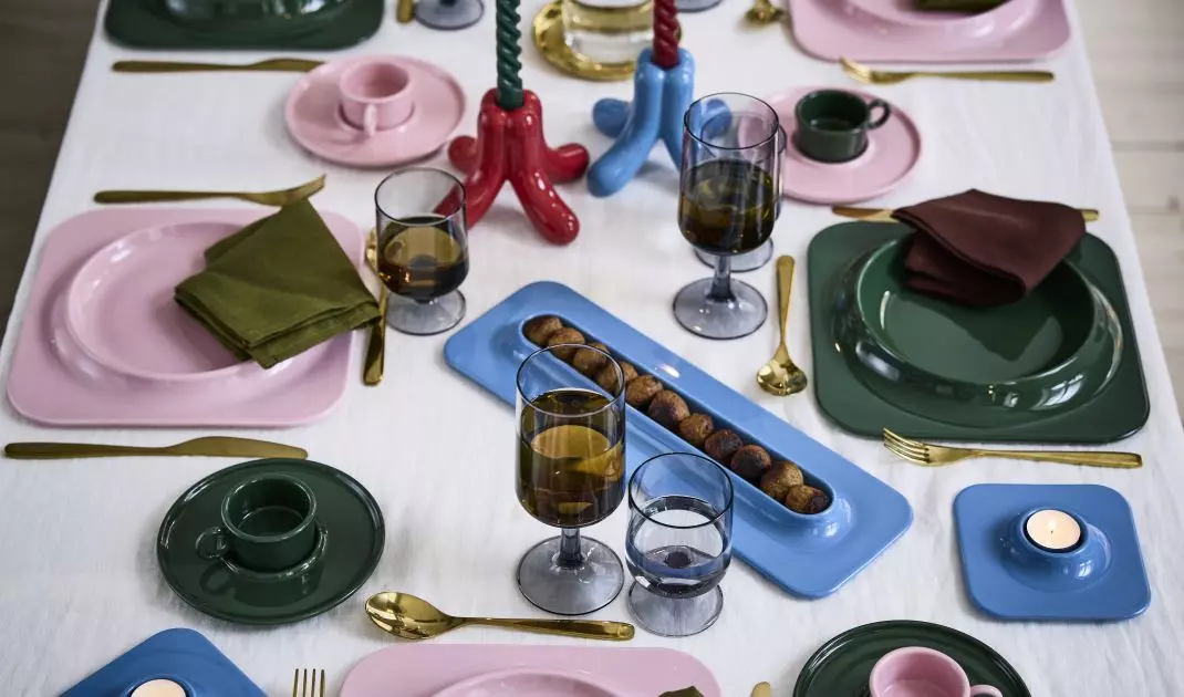 Kolekcja Westmana dla IKEA obejmuje 12 elementów – od porcelany, przez świeczniki i lampiony, po nietypowy wazon