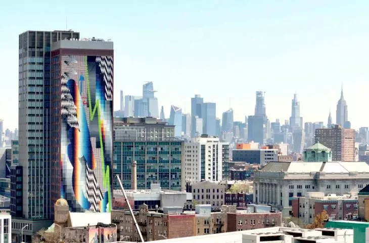 On the wall of the skyscraper is a monumental mural by Felipe Pantone