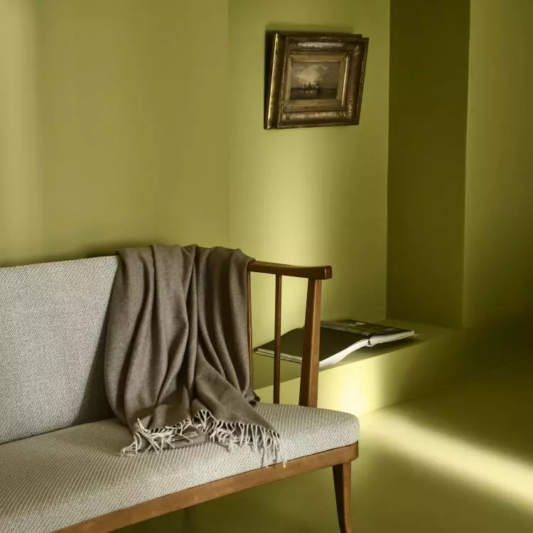 Barwa ta jest równie skuteczna w mieszkaniach, co w przestrzeniach hotelowych czy biurach – zawsze wprowadzając atmosferę harmonii i wizualnej złożoności.