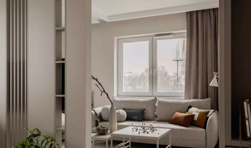 Architekci zdecydowali się oprzeć projekt na minimalistycznej estetyce i monochromatycznej palecie barw