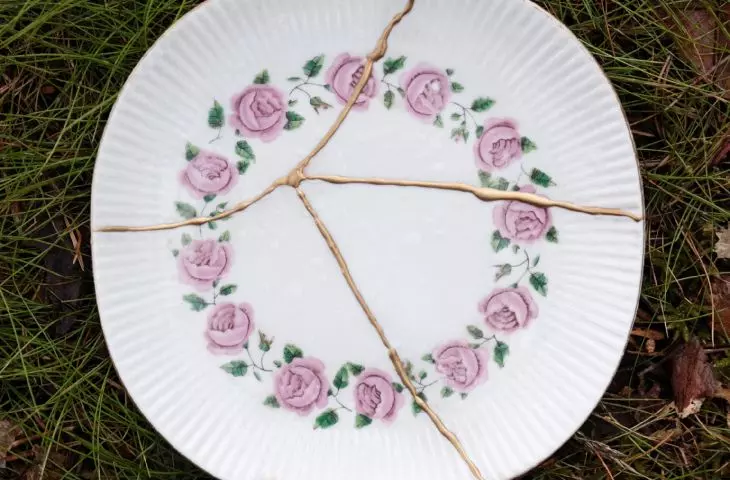 kintsugi to sztuka naprawy ceramiki przy pomocy żywicy i złotego pyłu