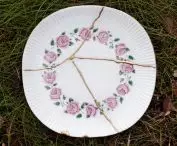 kintsugi to sztuka naprawy ceramiki przy pomocy żywicy i złotego pyłu