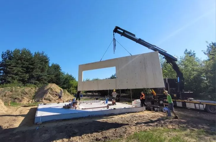 Construction of a FINN house in the village of Ossy
