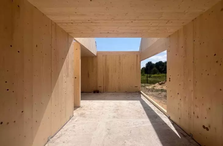 Construction of a FINN house in the village of Ossy