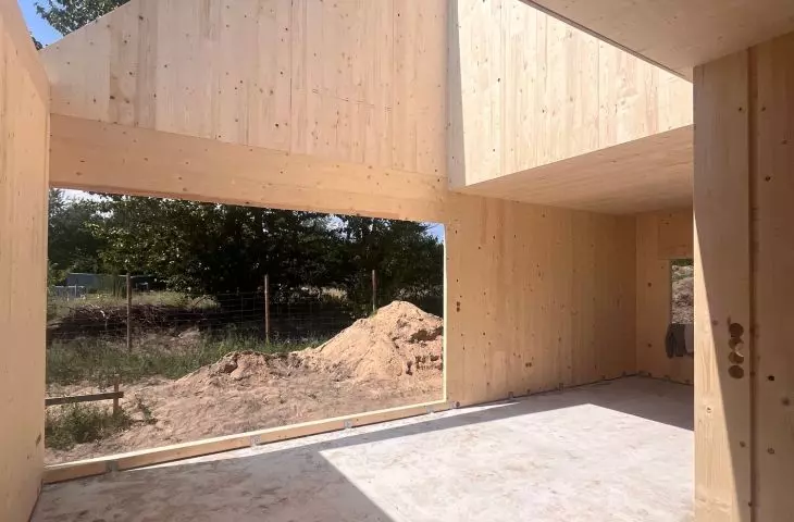 Construction of a FINN house in the village of Ossy