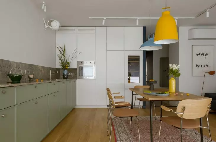 The owners bought their apartment on the secondary market and lived in it for a while using the previously found layout before deciding to work with POCO Design
