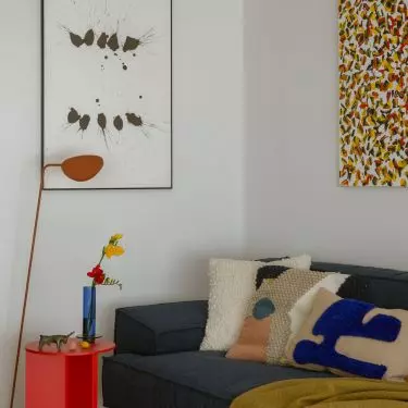 The central part of the apartment is an open living area in which the living room, kitchen and dining room seamlessly intermingle